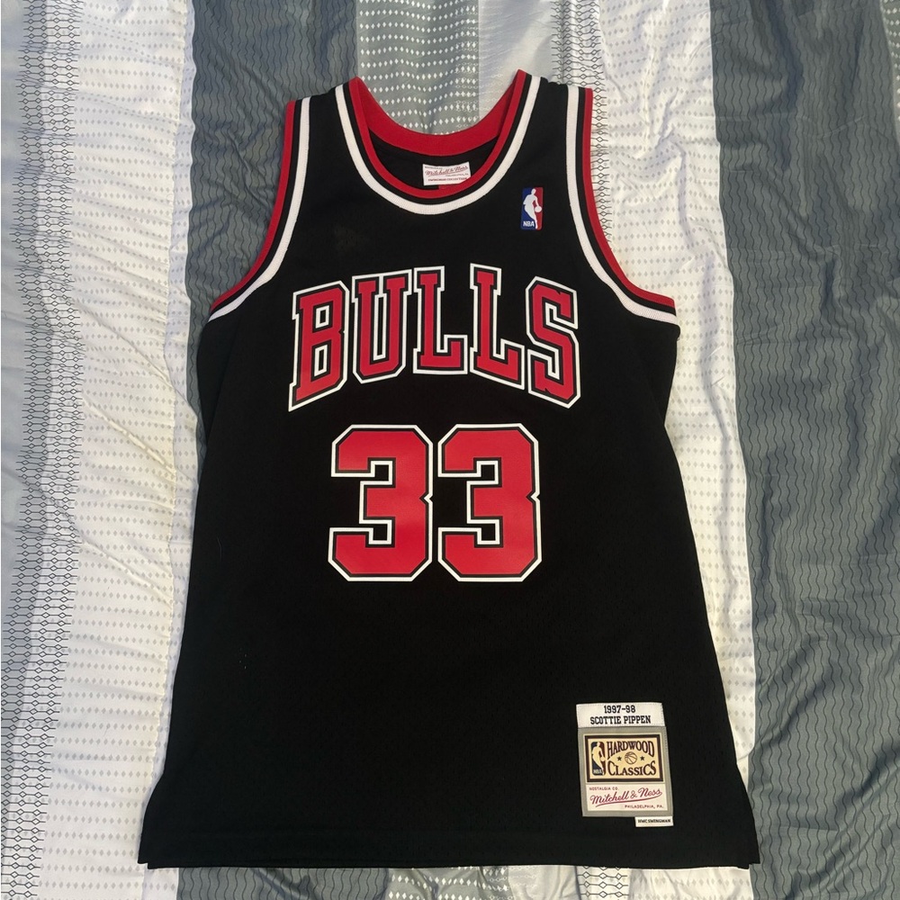 Chicago Bulls Scottie Pippen Mitchell & Ness Jersey!!